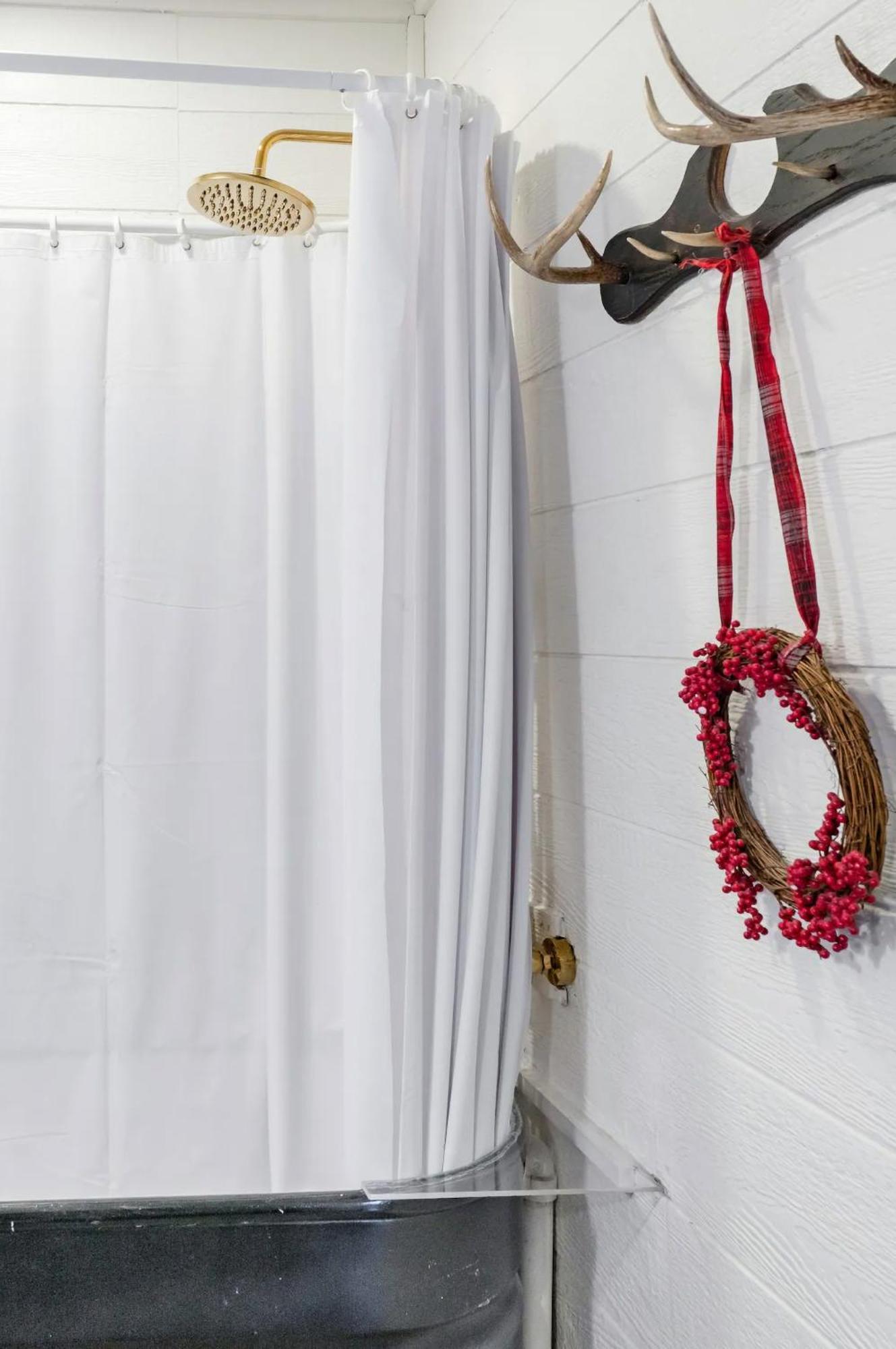 Hip, Cozy With A Fire Pit In Cleveland Park Holiday home