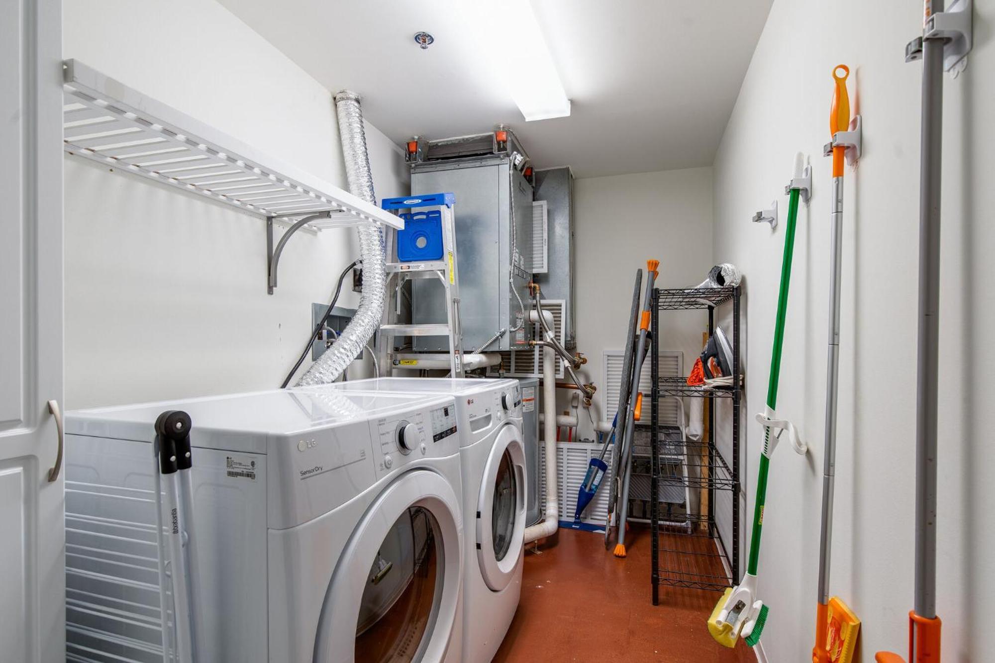 Artsy Chic 1br 30day Min With Wifi Ac Parking Tv Furnished Rooftop Holiday home *