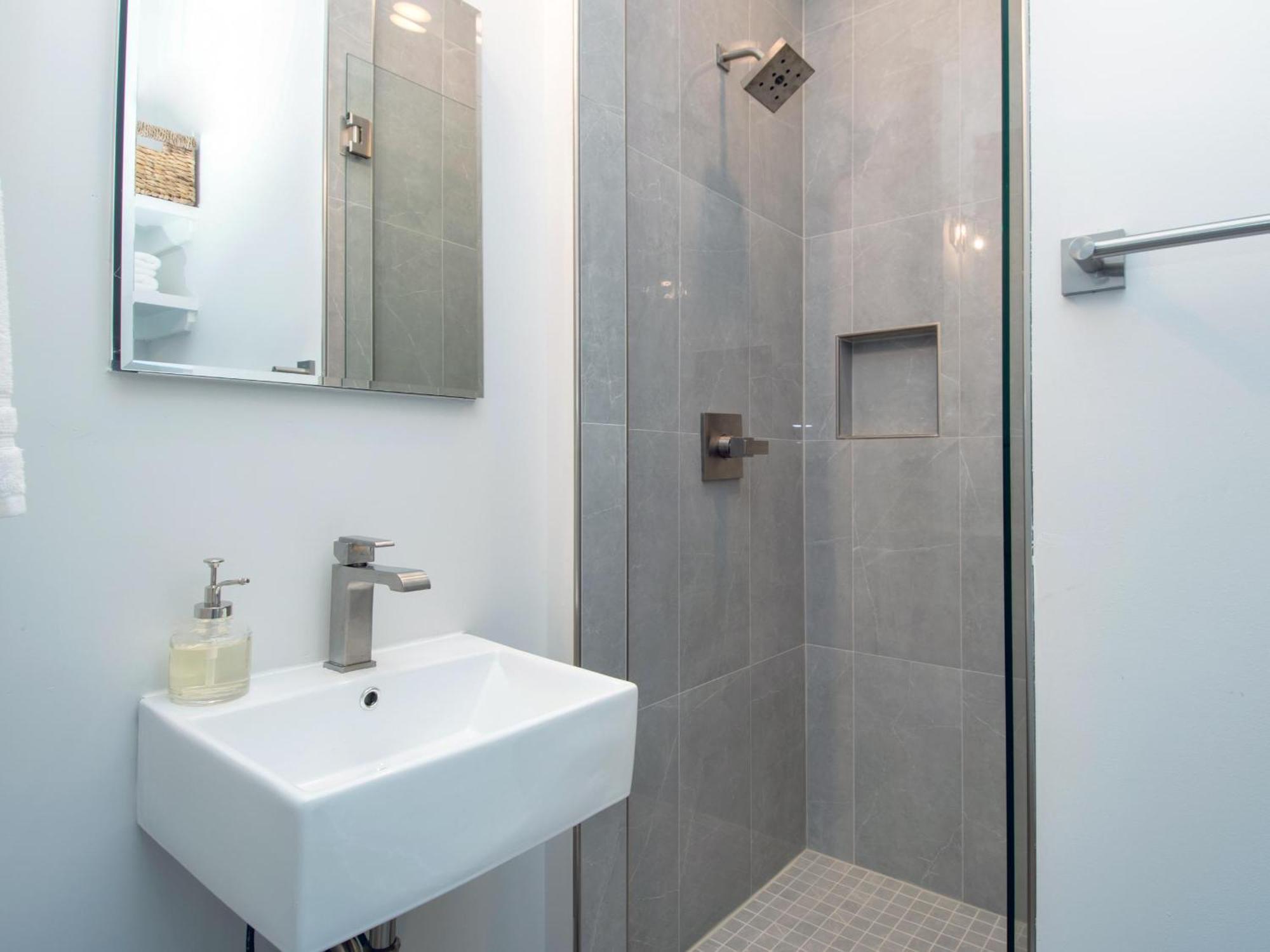 Country Lyric - Mins To Downtown - Rooftop Deck Holiday home *