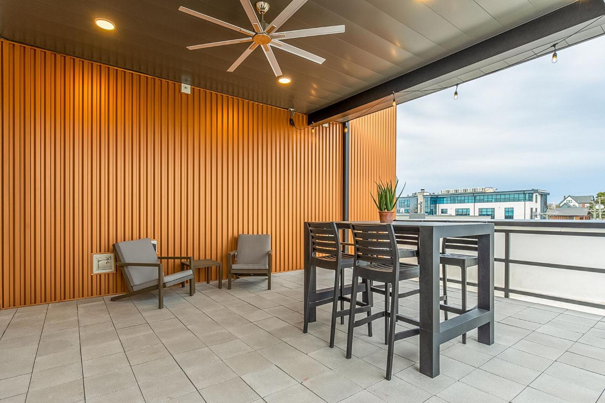 Hotel - 815 Main St Unit 203