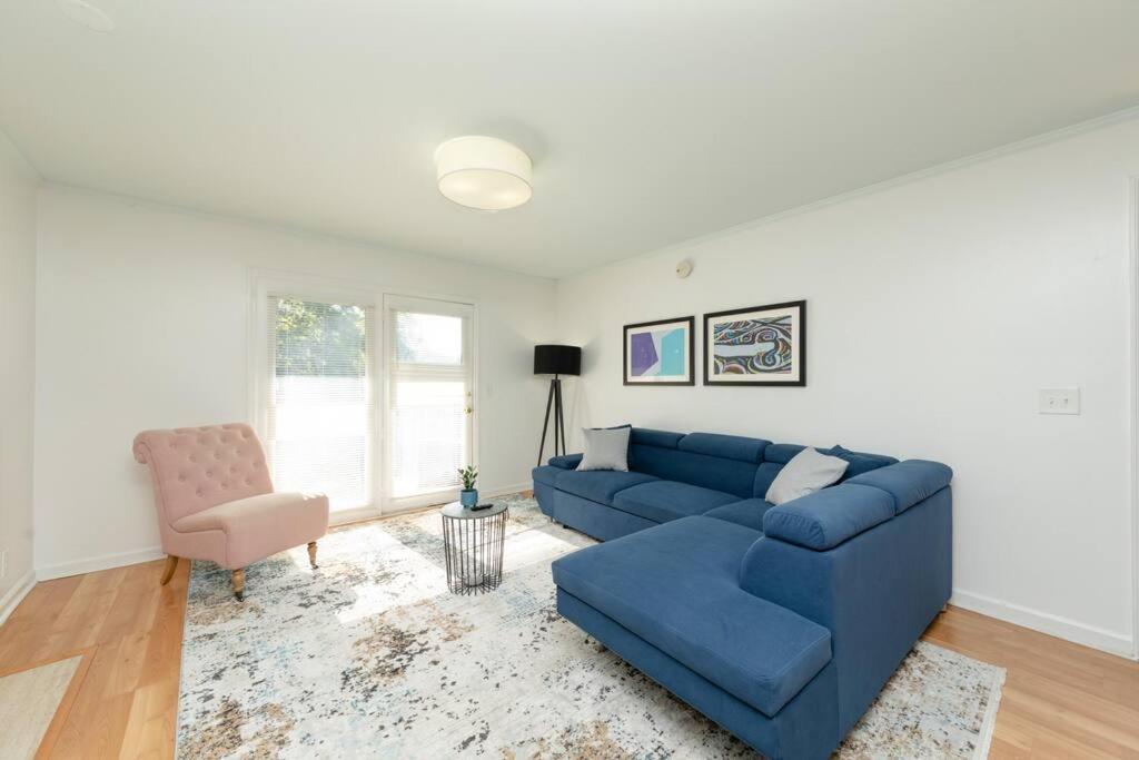 Modern Large 2br Family Sleeps 8 Guests With Private Balcony And Optional Parking Near Parthenon & Broadway Apartment