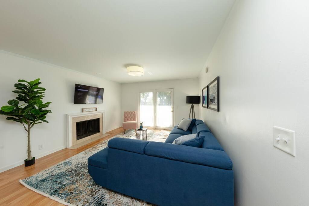 Apartment Modern Large 2br Family Sleeps 8 Guests With Private Balcony And Optional Parking Near Parthenon & Broadway *