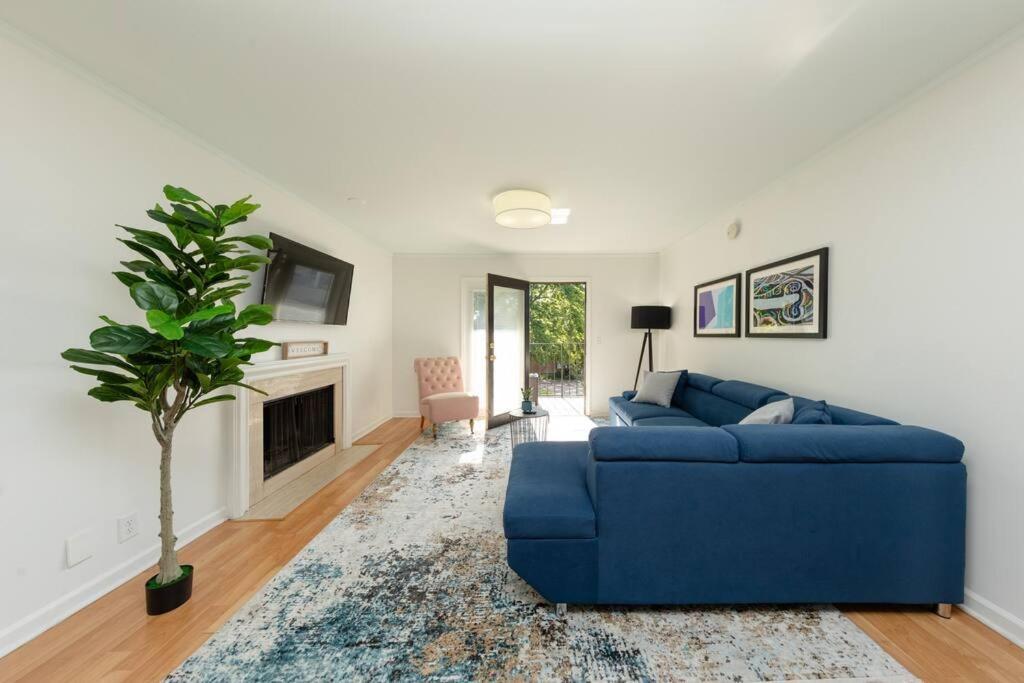 Modern Large 2br Family Sleeps 8 Guests With Private Balcony And Optional Parking Near Parthenon & Broadway *