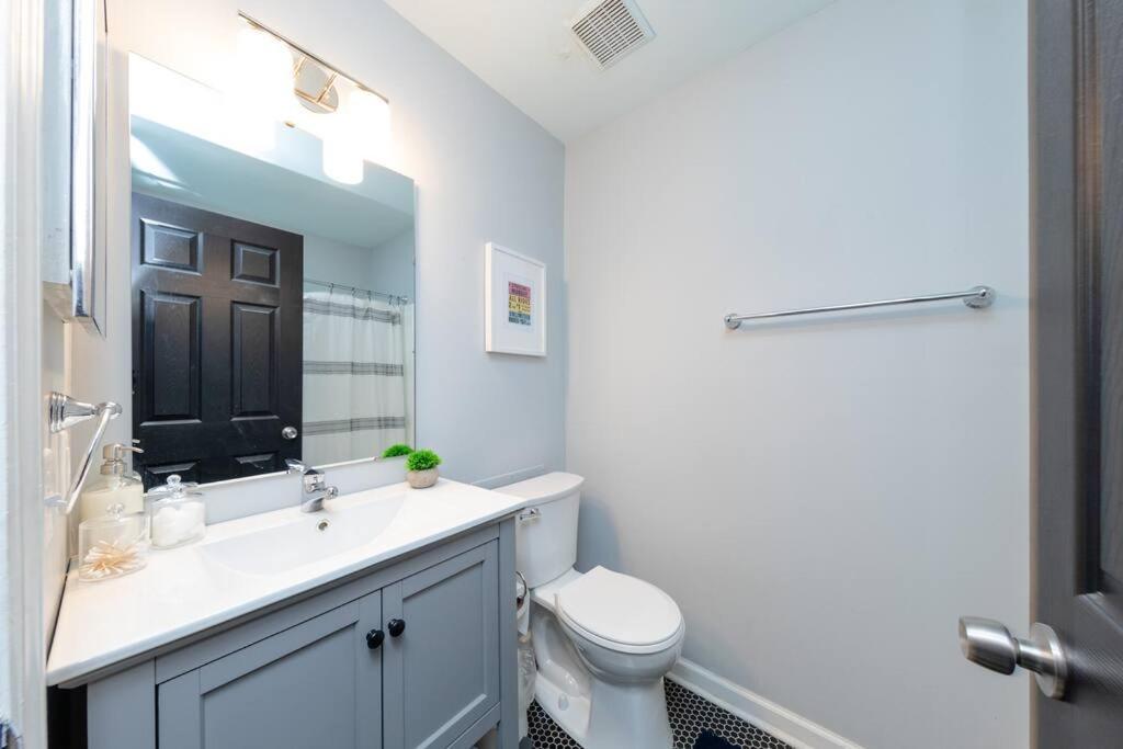 Modern Large 2br Family Sleeps 8 Guests With Private Balcony And Optional Parking Near Parthenon & Broadway Apartment *