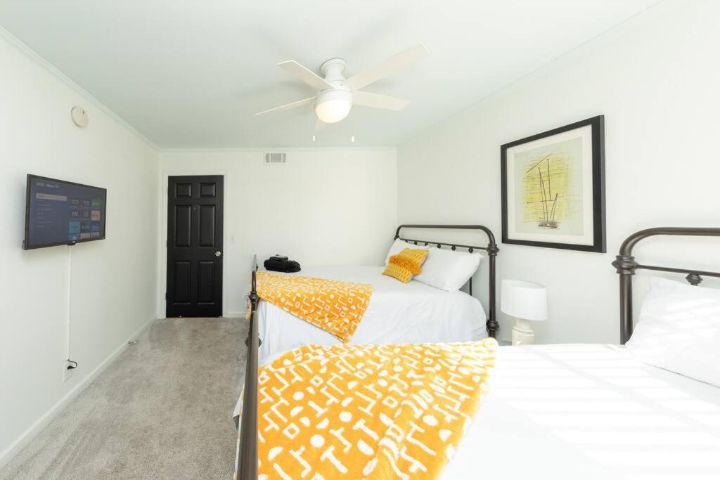 Modern Large 2br Family Sleeps 8 Guests With Private Balcony And Optional Parking Near Parthenon & Broadway Nashville