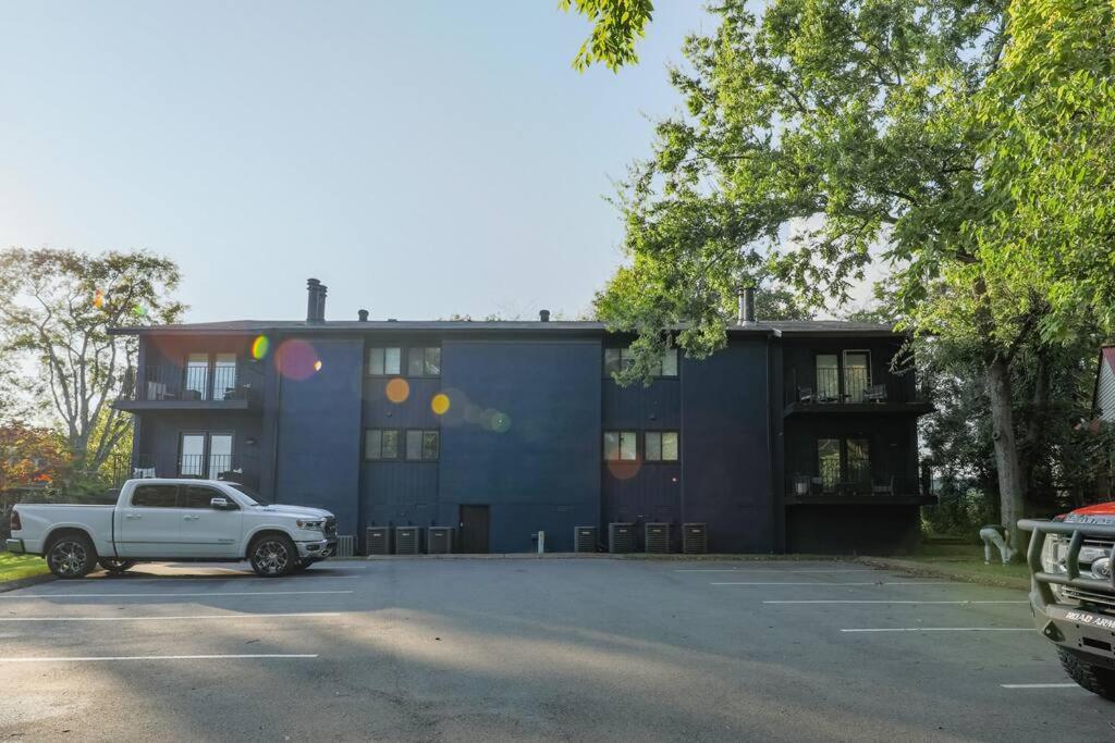 Apartment Modern Large 2br Family Sleeps 8 Guests With Private Balcony And Optional Parking Near Parthenon & Broadway *