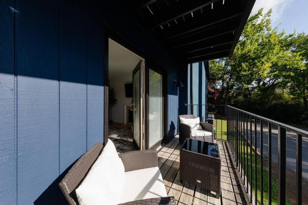 Modern Large 2br Family Sleeps 8 Guests With Private Balcony And Optional Parking Near Parthenon & Broadway *