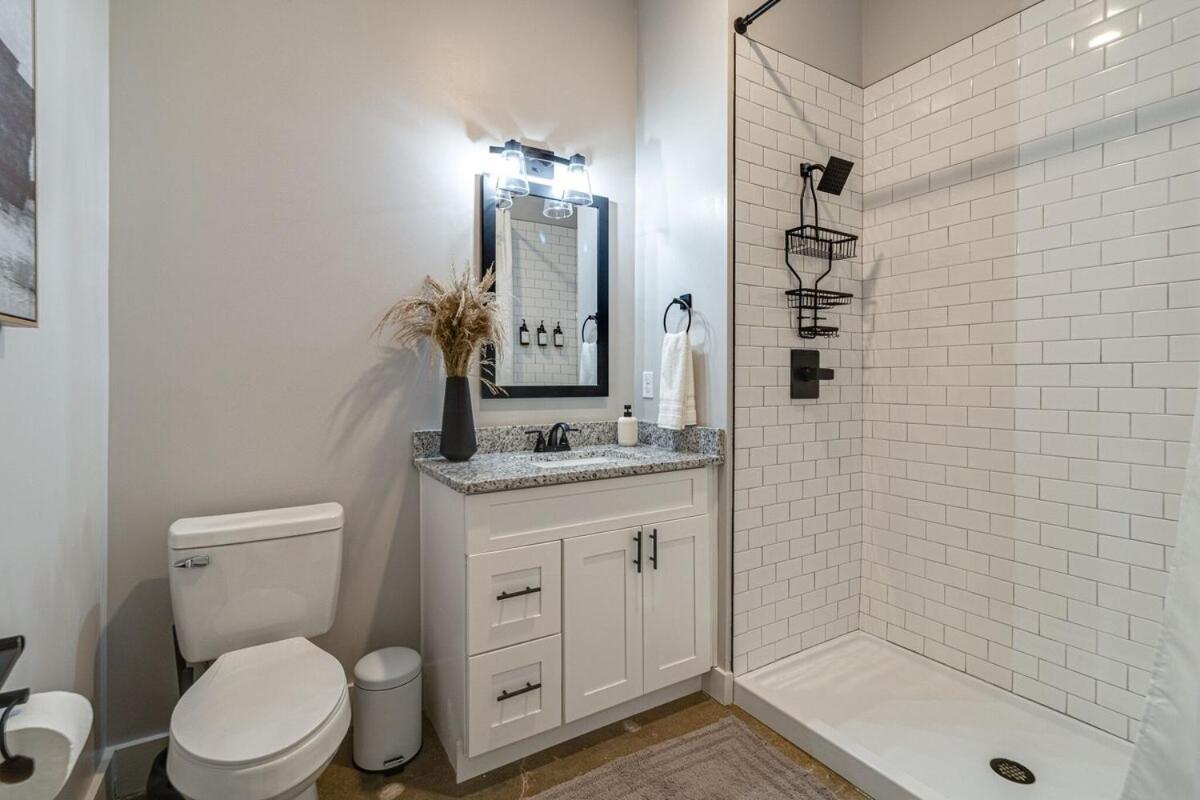 With 2 Queen Beds 7 Mins To Dt