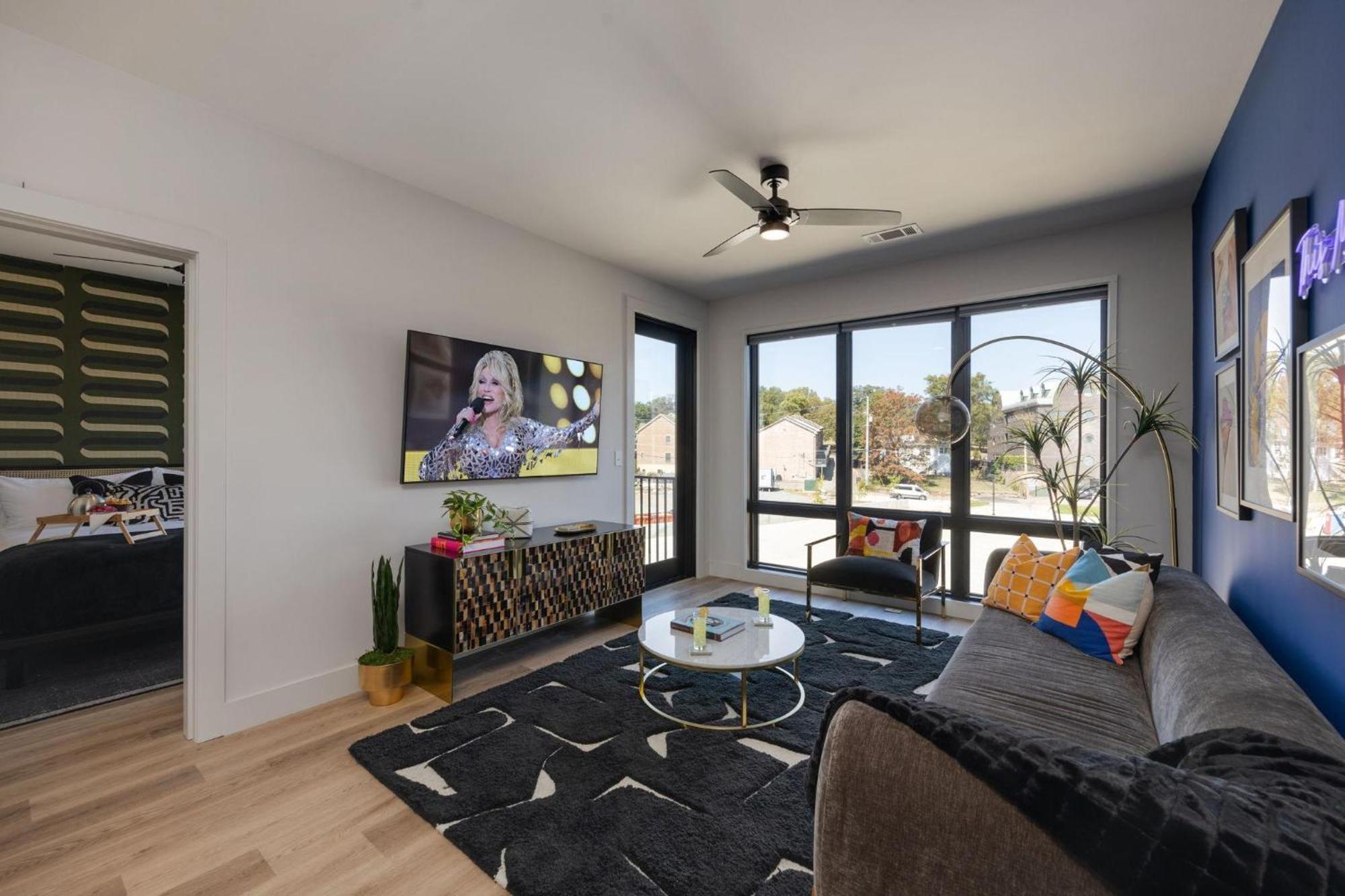 Penthouse Blues-odyssey-pool & Gym-mins 2 Broadway * Nashville