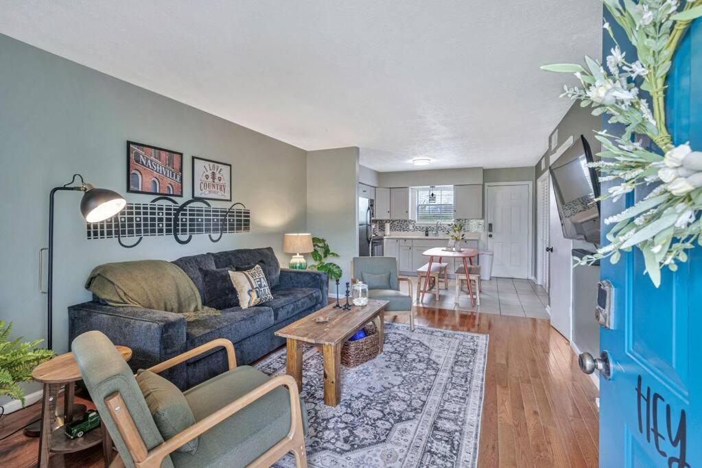 East Nash Local Dining Bars - Sleeps 6 *