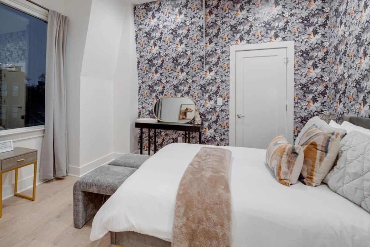 Luxury Townhouse + Rooftop Deck + 1 1 Mi Downtown Holiday home
