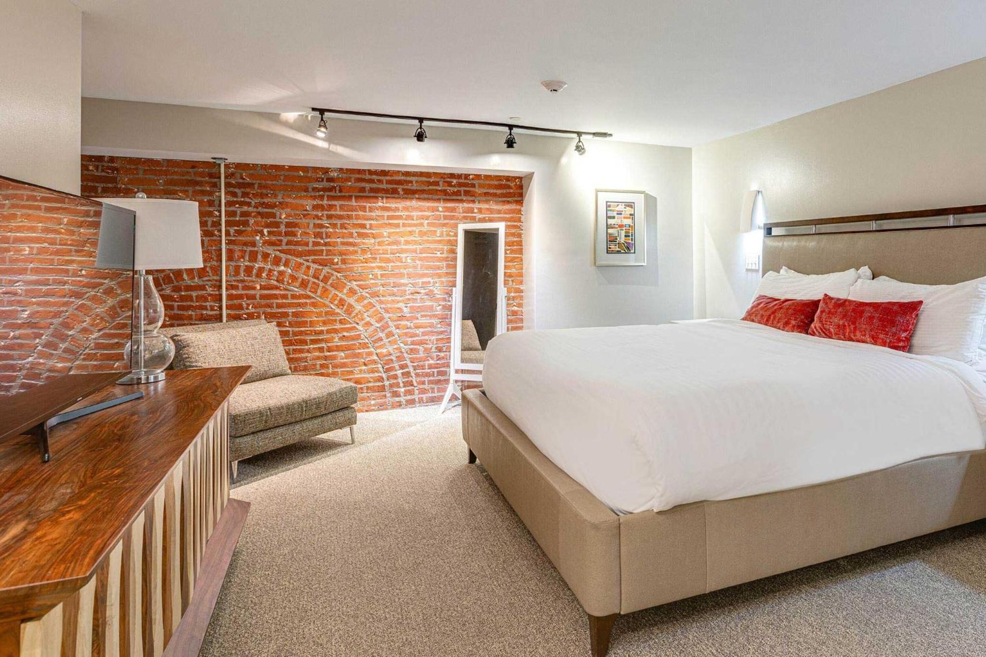 Riverfront Lofts Aparthotel