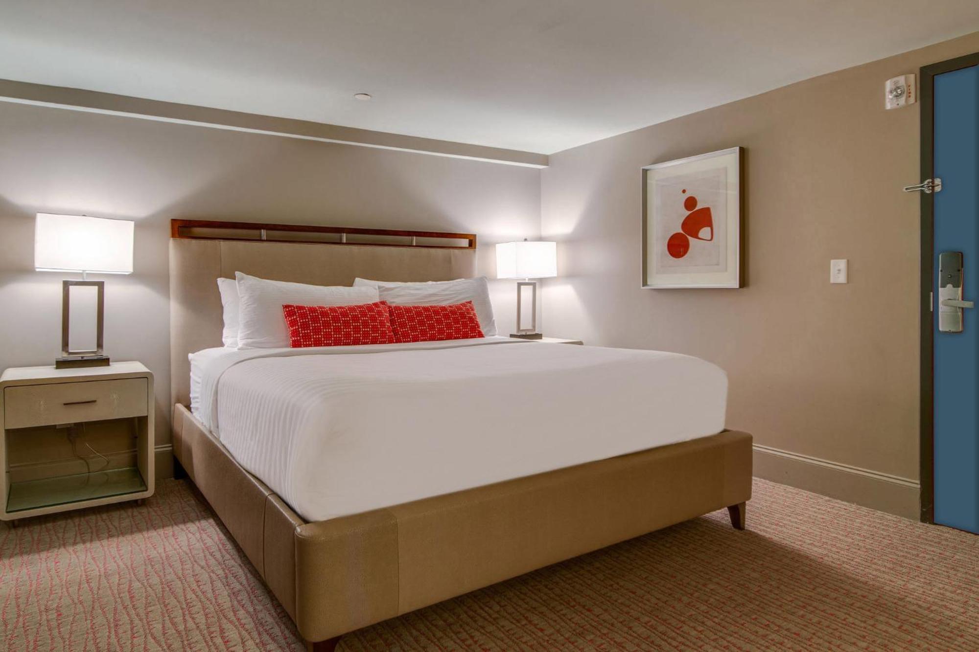 Riverfront Lofts Aparthotel 4*