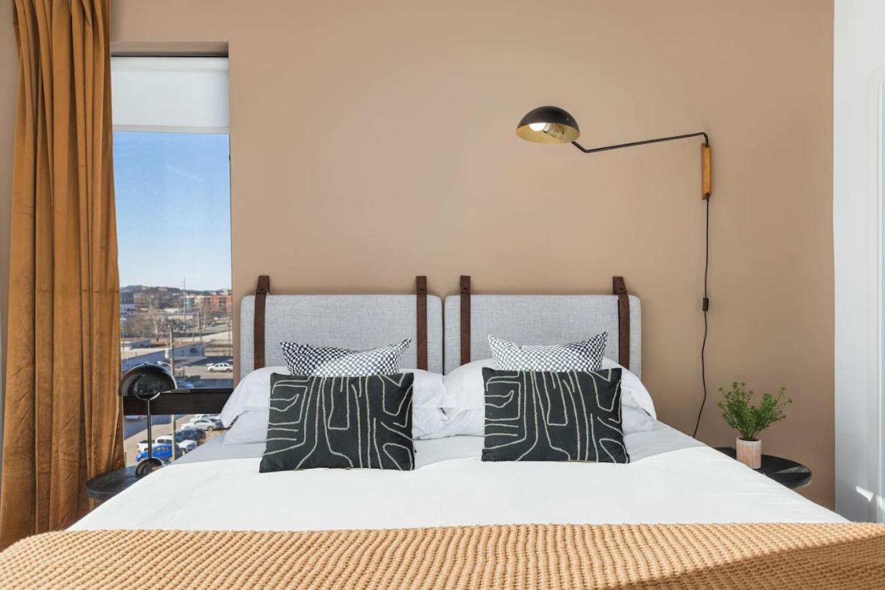 Penthouse With Patio Walk To Downtown 3 Bedrooms 5 Beds * Nashville