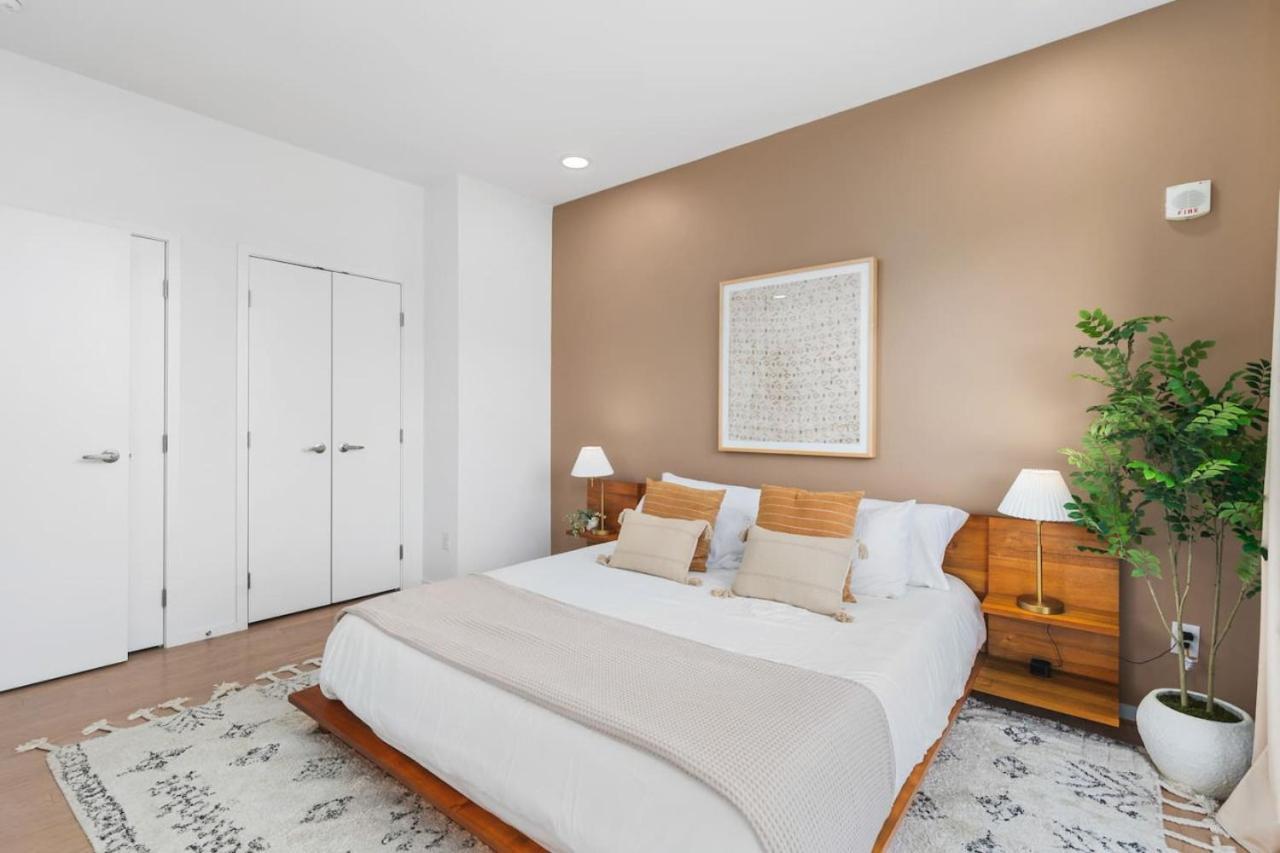 Penthouse With Patio Walk To Downtown 3 Bedrooms 5 Beds