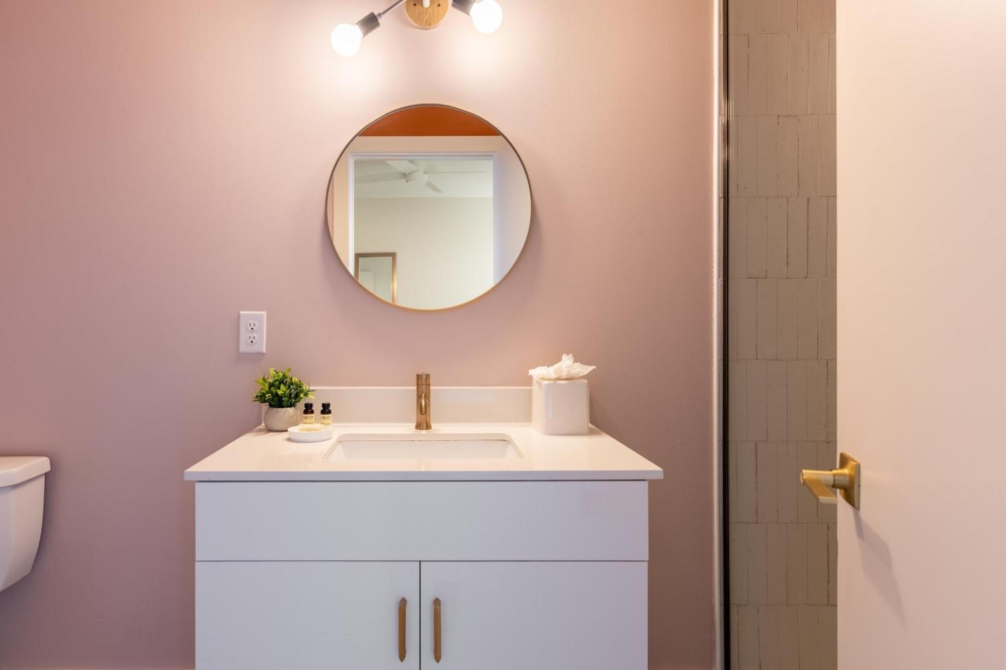 Outrider 1018 By Avantstay Private Balcony Minutes To Broadway Downtown Apartment *