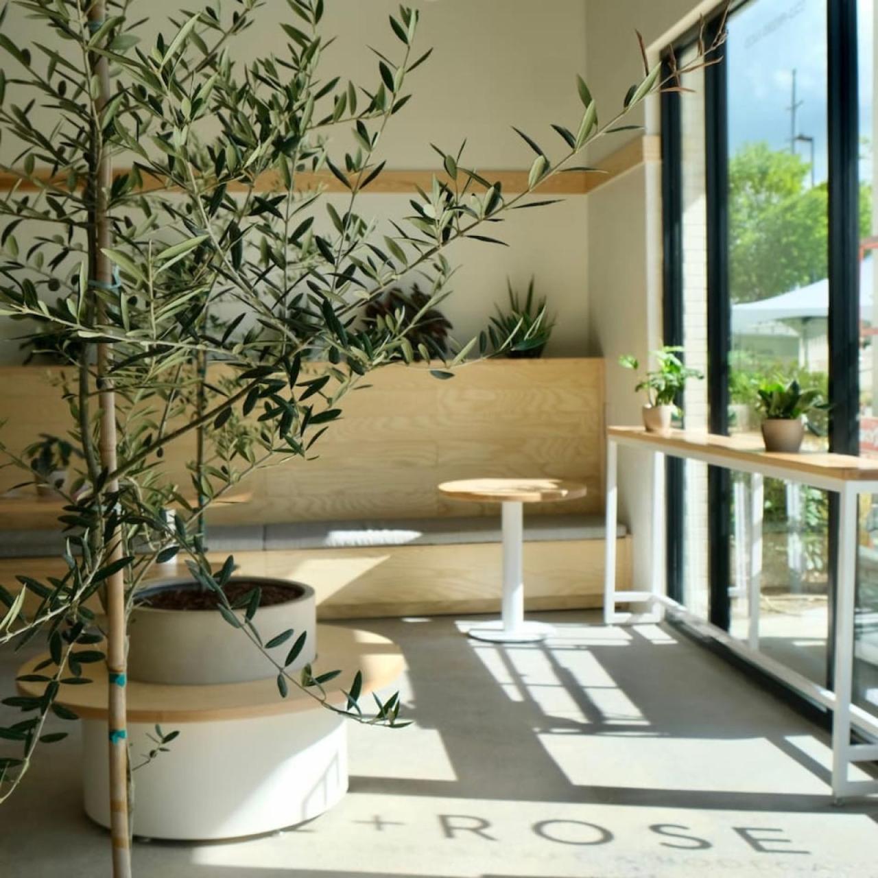 With Rooftop Deck & Garage, 2 Miles To Downtown Broadway