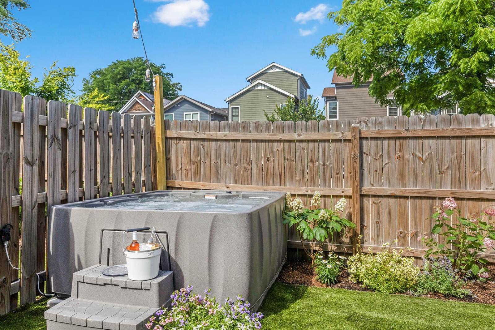 The White House - Hot Tub 1 Mile To Broadway Nashville