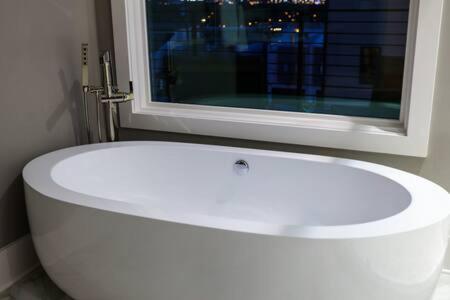 Holiday home Modern Luxury Hot Tub Mini Golf Elevator Views *