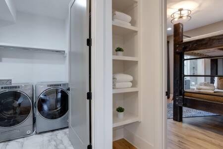 Modern Luxury Hot Tub Mini Golf Elevator Views * Nashville