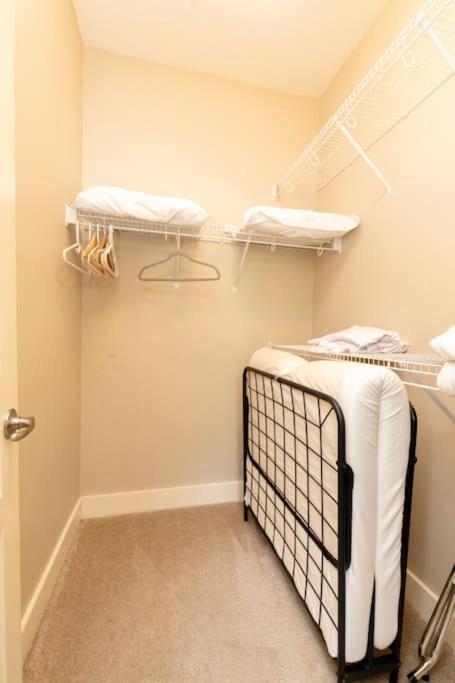 Pinkbme - 8 Min To Downtown, Free Parking Apartment *