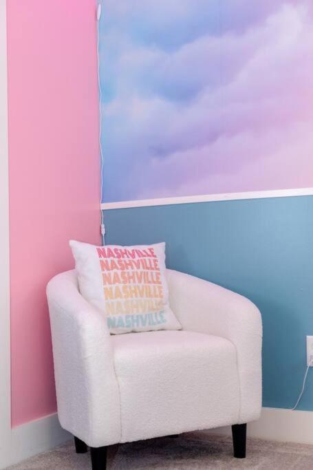 Pinkbme - 8 Min To Downtown, Free Parking Apartment *