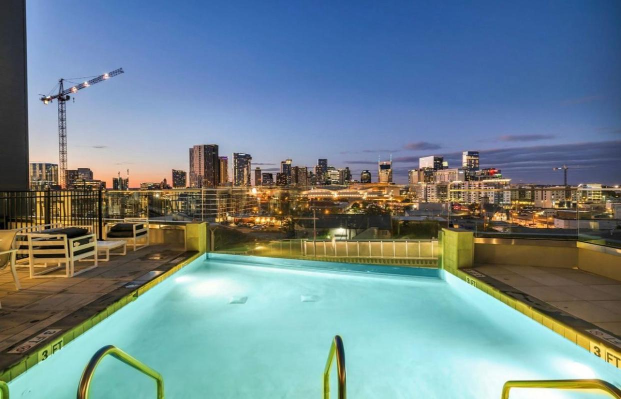 Spacious With Great Amenities Free Garage Parking Apartment Nashville