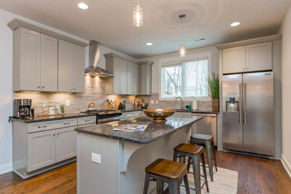 2 5 Miles To Dwntn 3 King Beds - Garage Parking Holiday home *