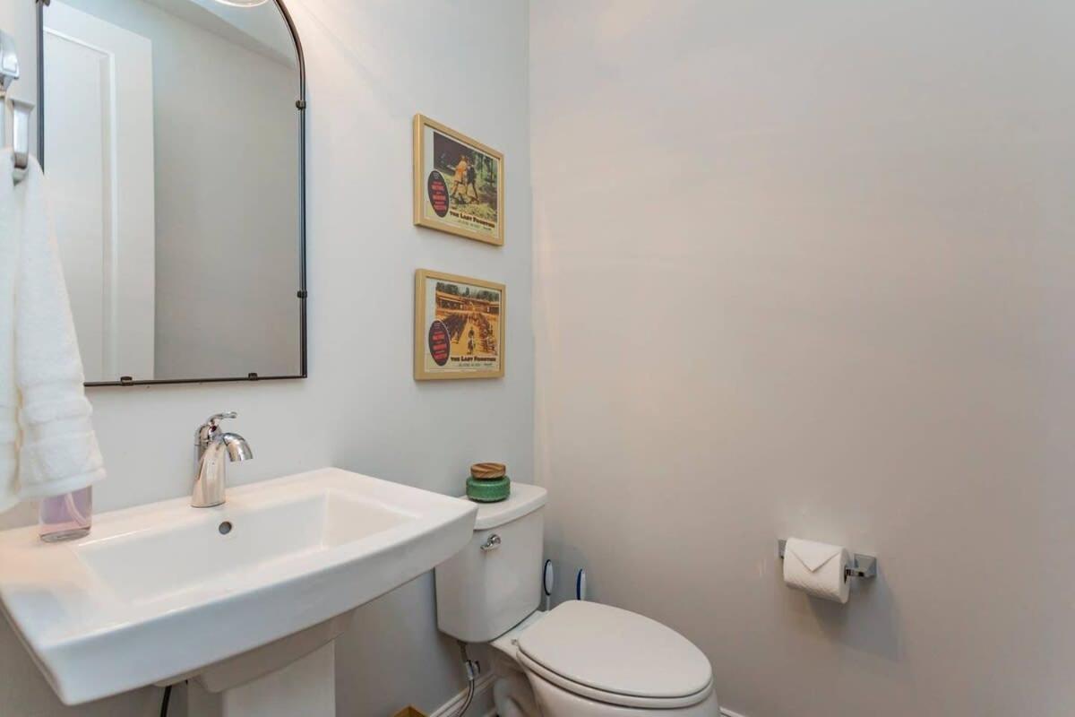 2 5 Miles To Dwntn 3 King Beds - Garage Parking