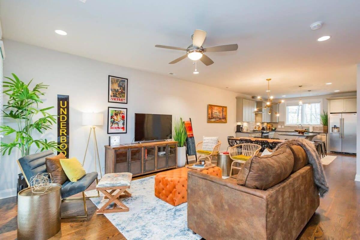 Holiday home 2 5 Miles To Dwntn 3 King Beds - Garage Parking *