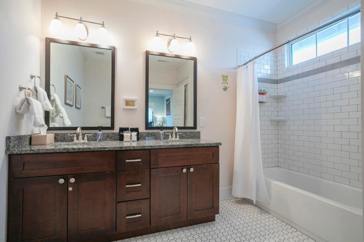 Holiday home July Discount! Close To Downtown, Yard