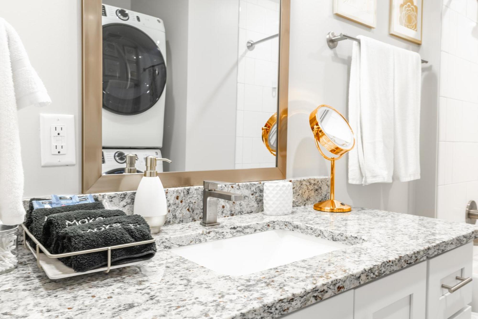 New In Nashville, Pool Gym Rooftop & Laundry 5 Min From Broadway * Nashville