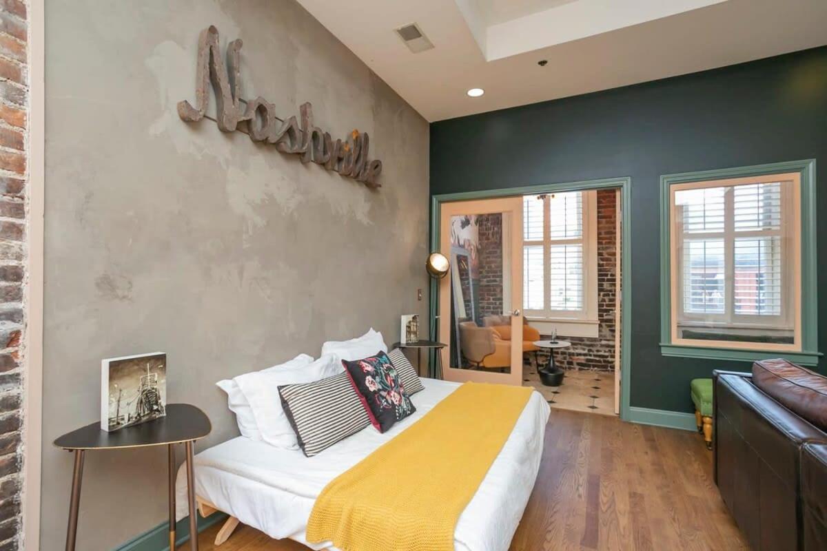 Broadway Penthouse Above Live Music & Bars *