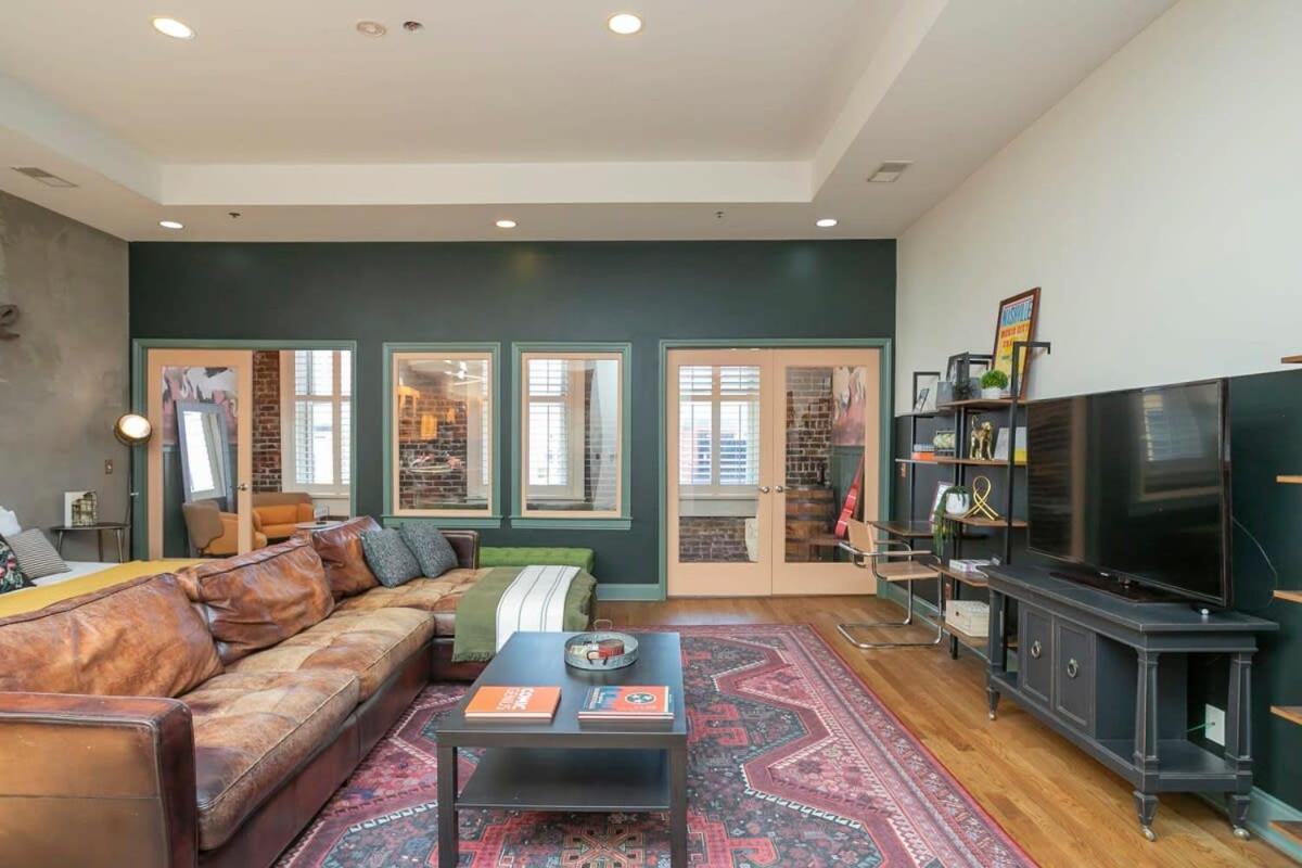 Broadway Penthouse Above Live Music & Bars Holiday home