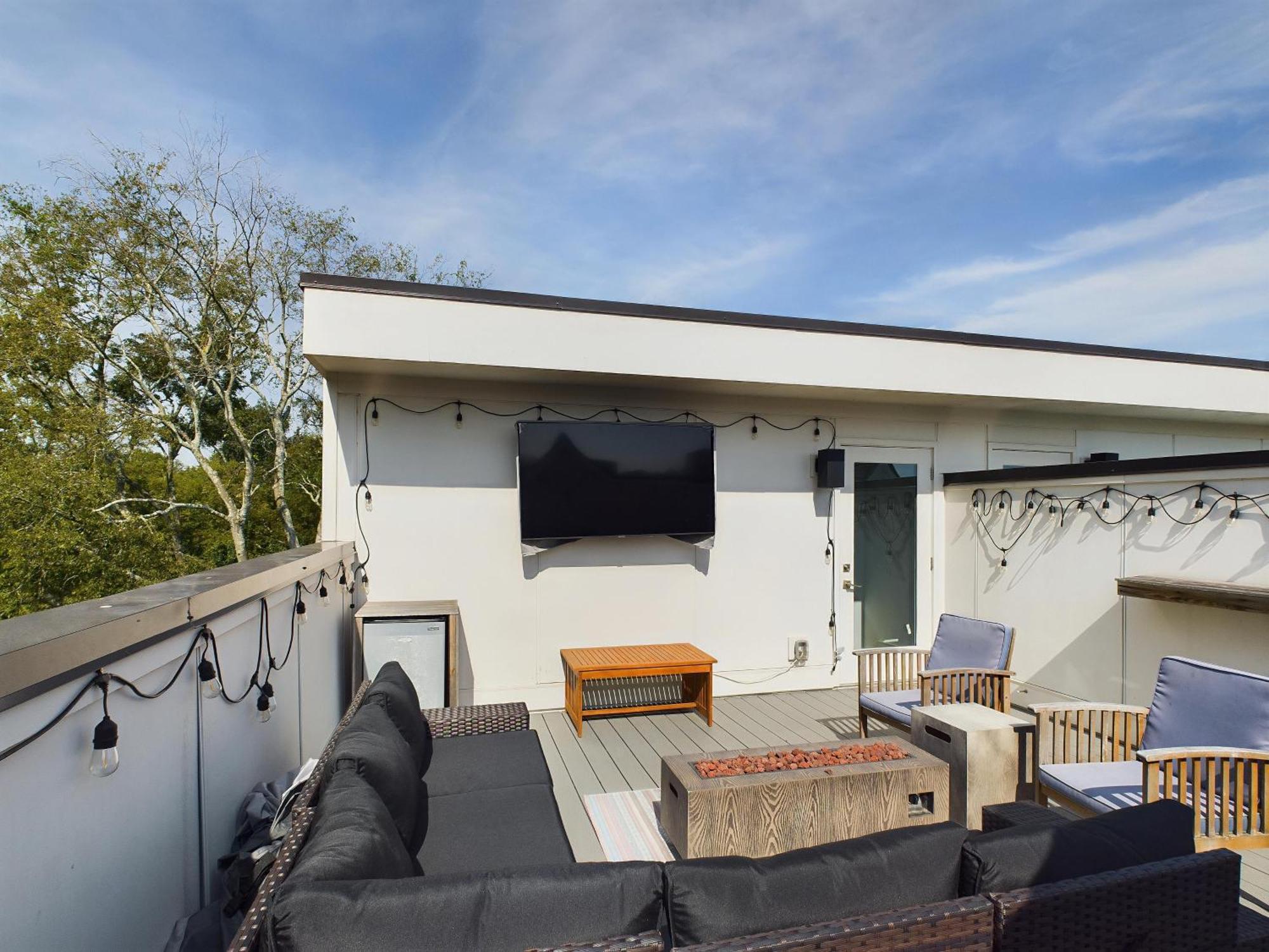 Country Lyric - Mins To Downtown - Rooftop Deck