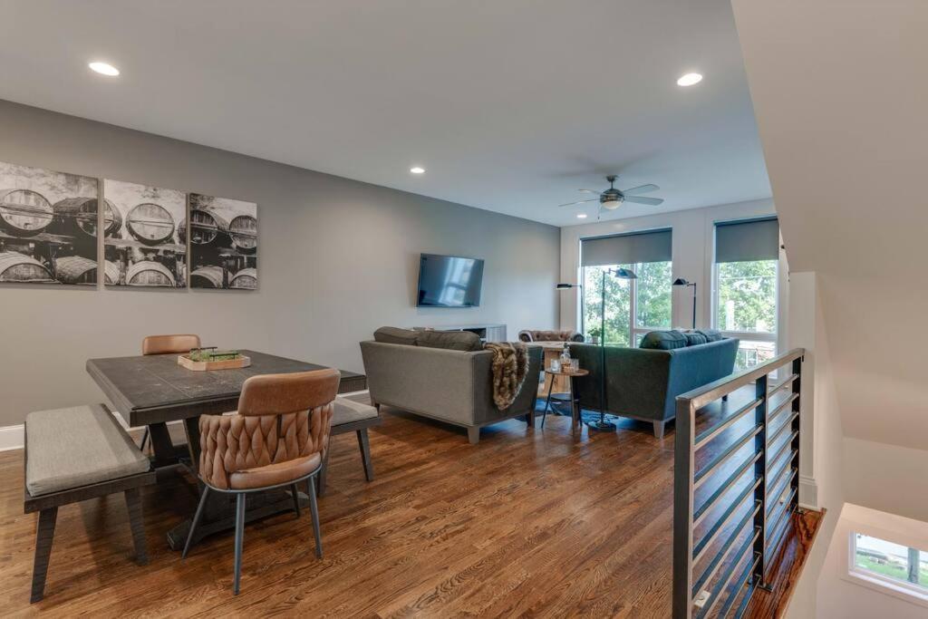 Music Charmer! 3 Bedrooms-2 Miles To Downtown Holiday home *