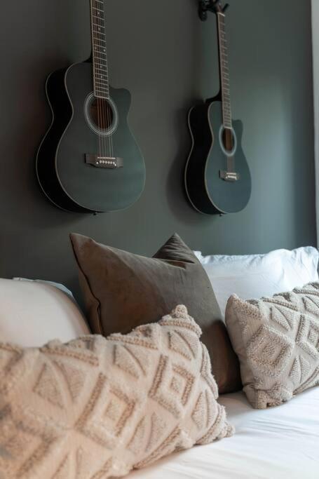 Music Charmer! 3 Bedrooms-2 Miles To Downtown