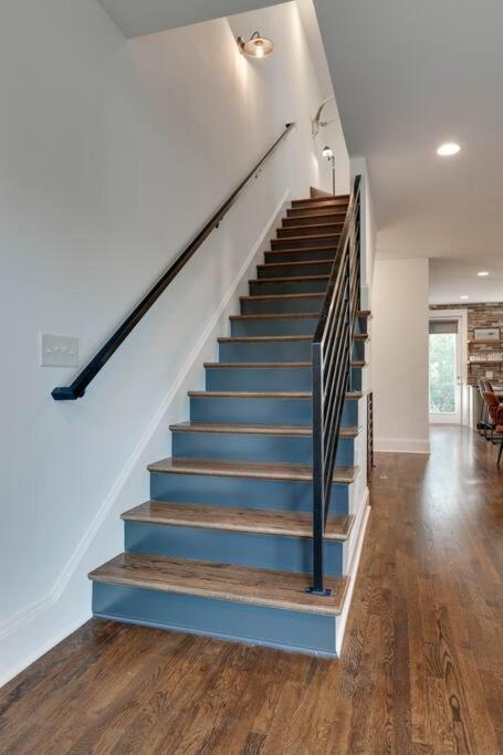 Music Charmer! 3 Bedrooms-2 Miles To Downtown