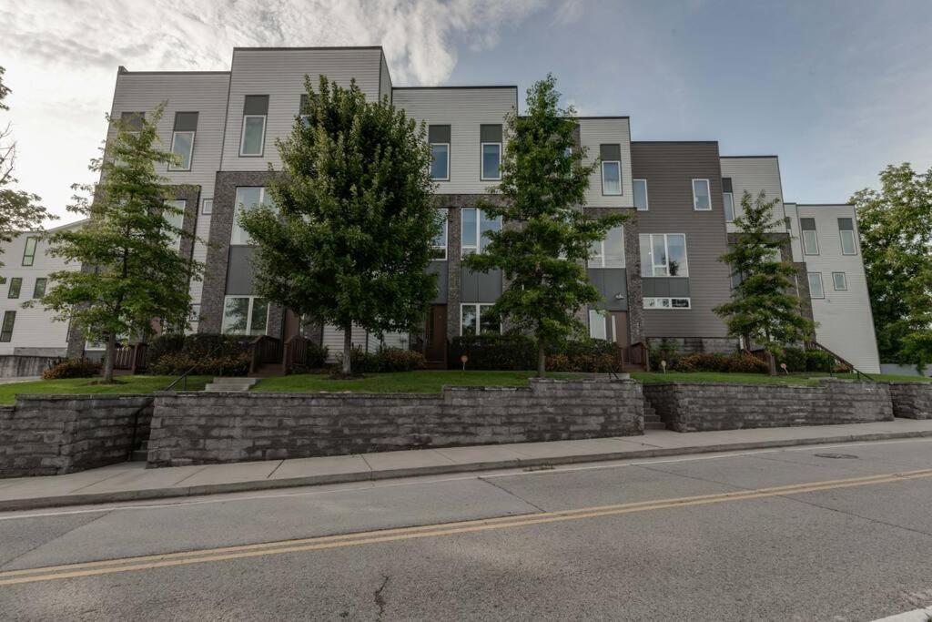 Music Charmer! 3 Bedrooms-2 Miles To Downtown Holiday home *