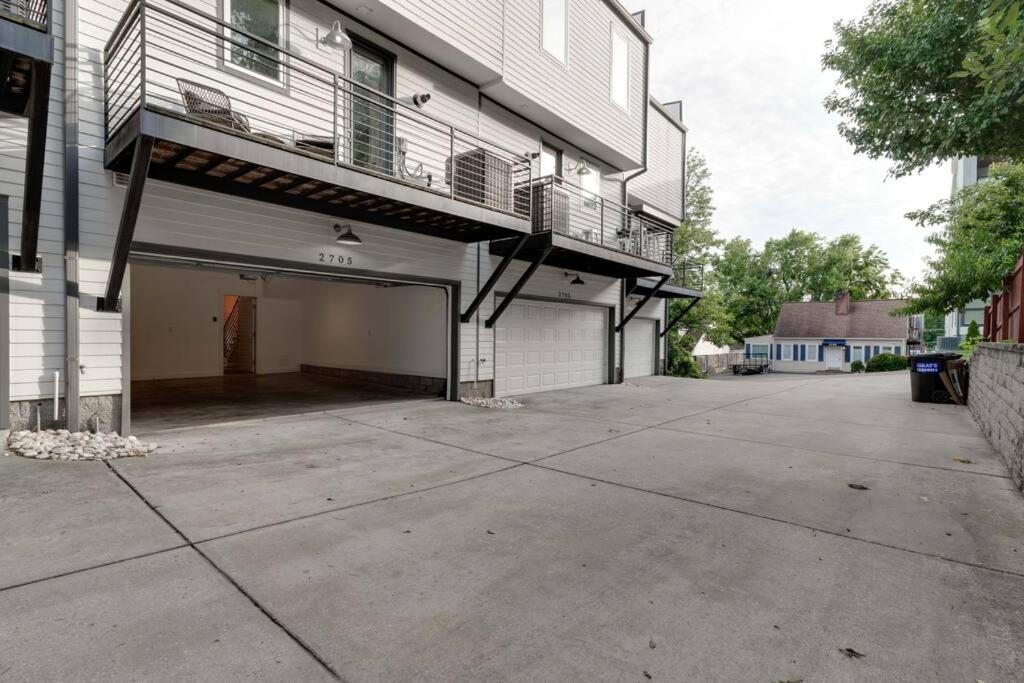 Music Charmer! 3 Bedrooms-2 Miles To Downtown Holiday home Nashville