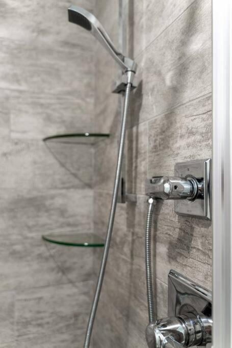 Music Charmer! 3 Bedrooms-2 Miles To Downtown Holiday home *