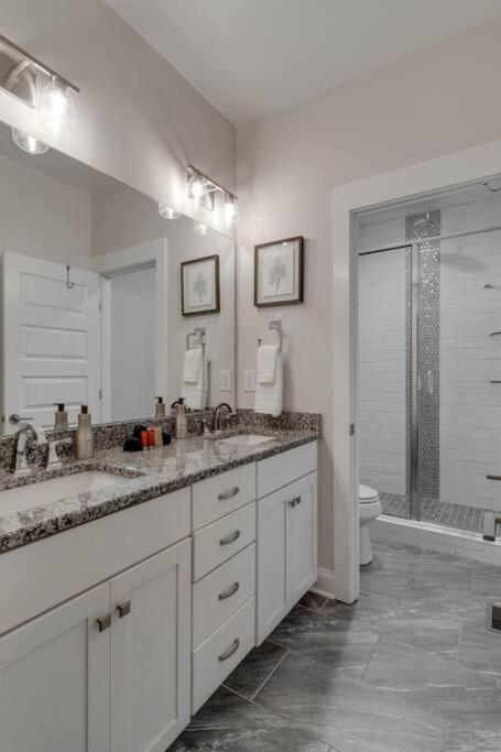 Unforgettable Townhome-close To Broadway-10 Beds! *