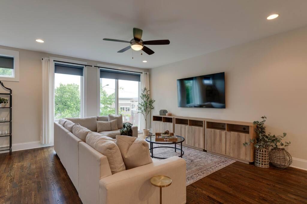 Unforgettable Townhome-close To Broadway-10 Beds! *