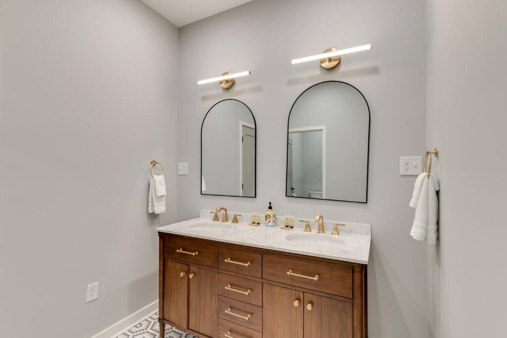 Holiday home 3bd -rooftop Escape- Steps From The Gulch Fun Nashville