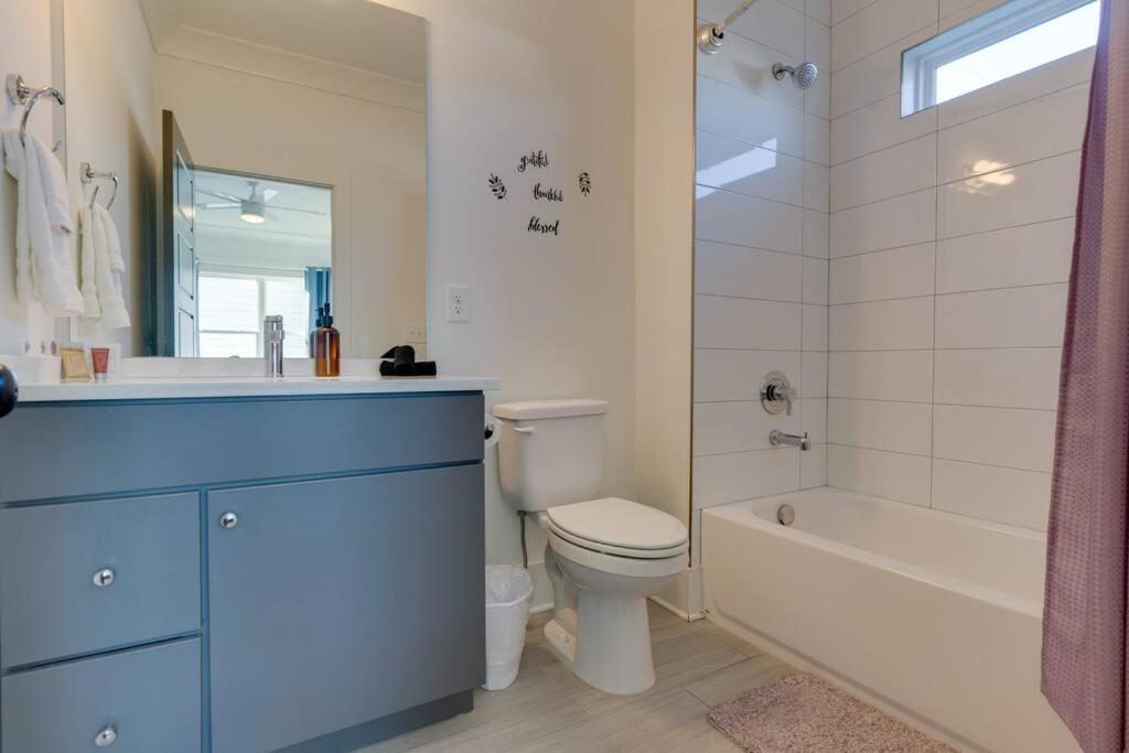 Spacious Only 2 Mi To Broadway Holiday home *