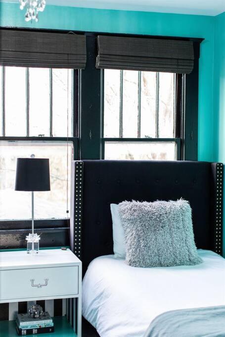 Minutes To Downtown, Walkable To Shopping & Dining *