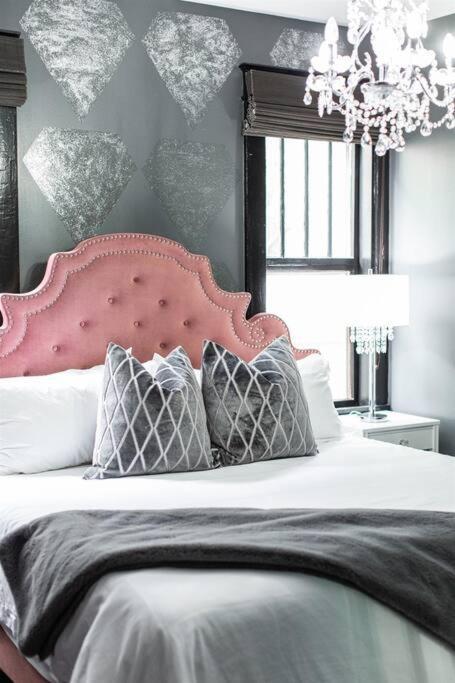 Minutes To Downtown, Walkable To Shopping & Dining * Nashville