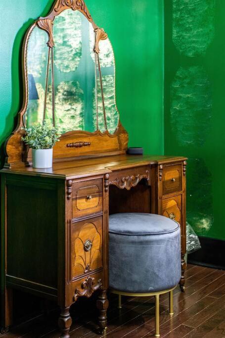 Holiday home Minutes To Downtown, Walkable To Shopping & Dining