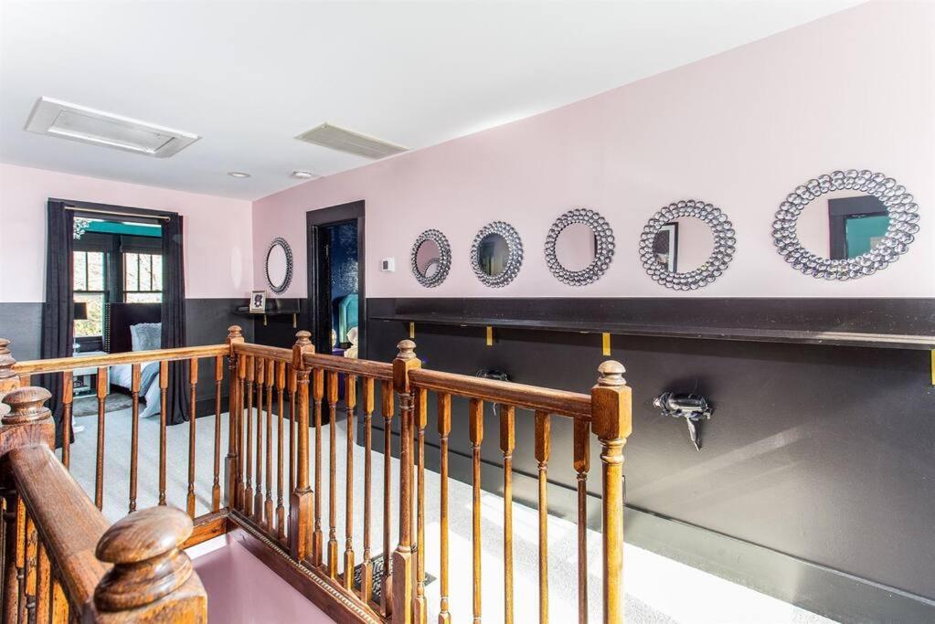 Minutes To Downtown, Walkable To Shopping & Dining Holiday home *