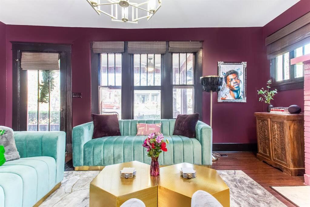 Minutes To Downtown, Walkable To Shopping & Dining *